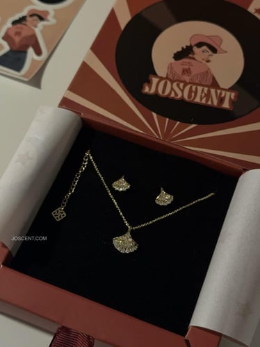 طقم قلادة وأقراط ذهبي أو فضي