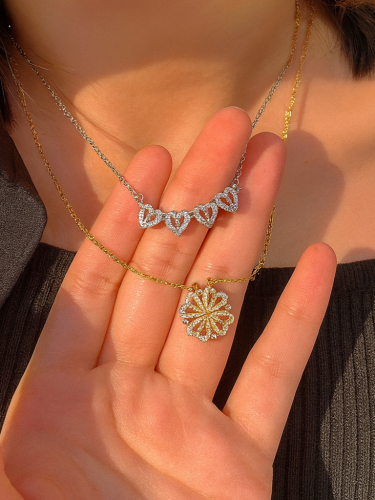 قلادة الكلوفر المرصعة بالأحجار اللامعة