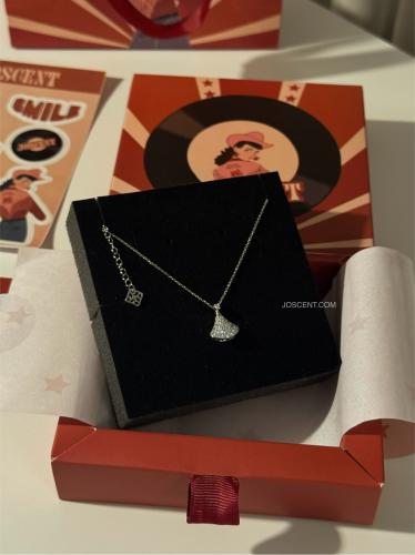 قلادة ذهبي أو فضي