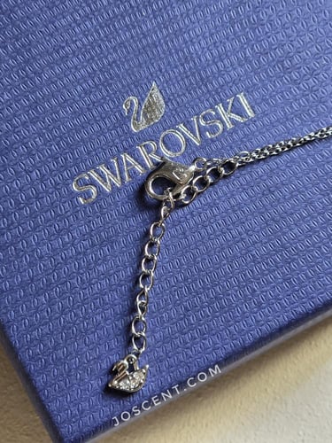 سلسال البجعة الكريستالي بتدرجات ذهبية ساحرة