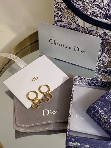 حلق ديور Dior ذهبي
