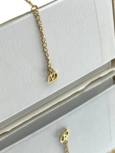 اسوارة فلانتينو ذهبي بدون ملحقات