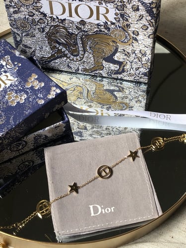 إسوارة مستوحاة من ديور - ذهبي