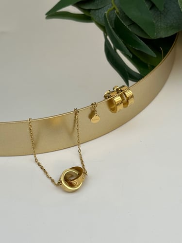 سلسال مع حلق كارتيه ذهبي