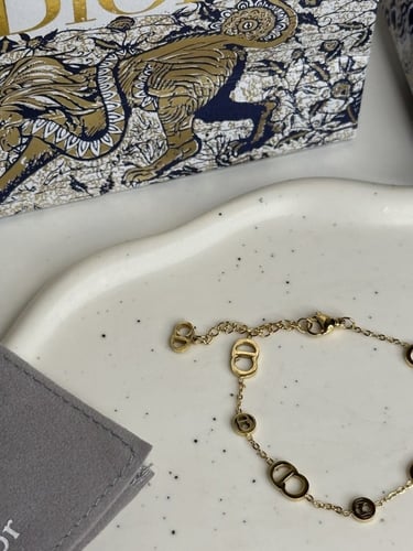 إسوارة مستوحاة من ديور - ذهبي