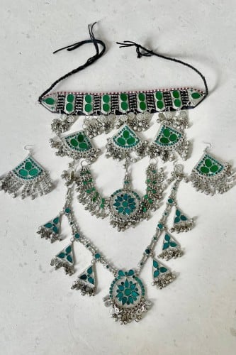 عقد فضة طويل