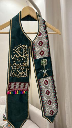 وشاح مخمل بتطريز شك