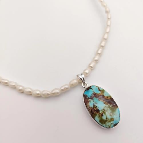 تعليقة فيروز طبيعي مع عقد لؤلؤ زراعي مع فضة عيار 9...