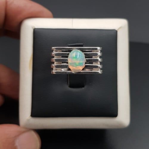 خاتم بصياغة خاصة بحجر الاوبال الأثيوبي فضة 925