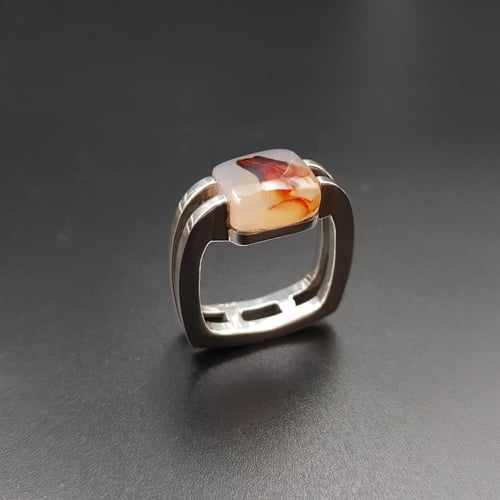 خاتم بتصميم خاص بحجر العقيق اليماني