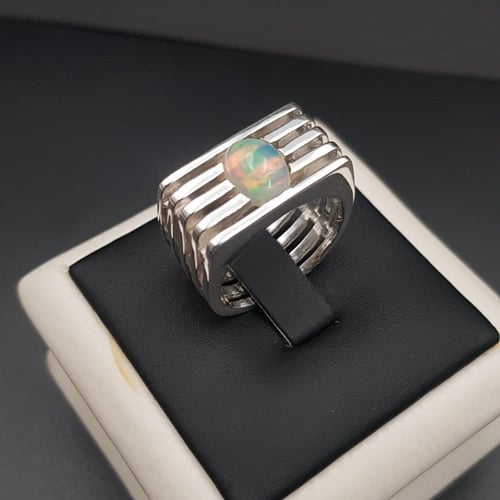 خاتم بصياغة خاصة بحجر الاوبال الأثيوبي فضة 925