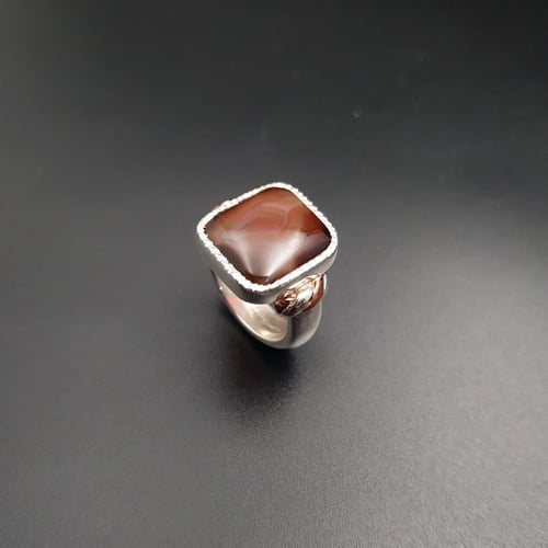 خاتم عقيق يماني مميز قصة الحجر فضة عيار 925