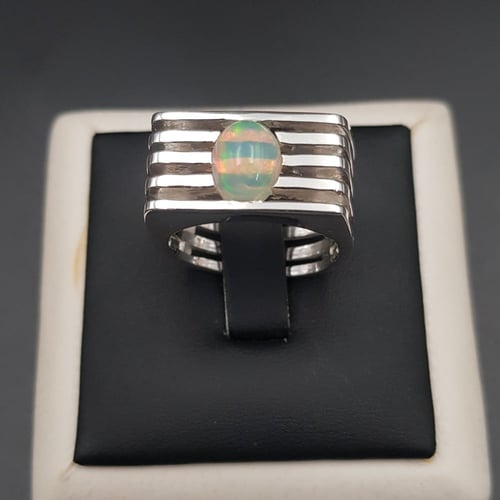 خاتم بصياغة خاصة بحجر الاوبال الأثيوبي فضة 925