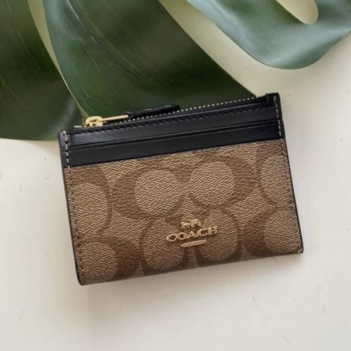 حامل بطاقات مع ميدالية