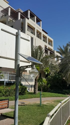 كشاف فانوس على الطاقة شمسية