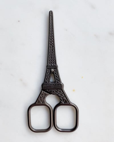 مقص خاص بالخيوط