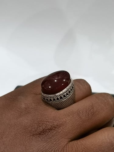 خاتم الفضة بحجر عقيق يماني كبدي بصياغة الخفاش التي...