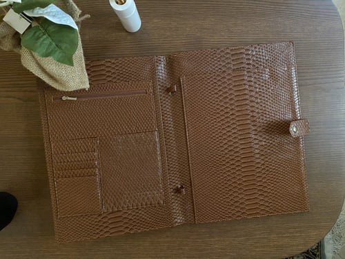 ملف من الجلد الطبيعي