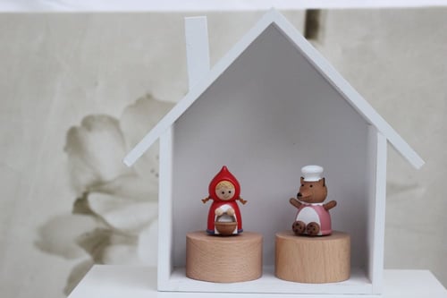 للحبه Little Red Riding Hood/Wolf grandmother.