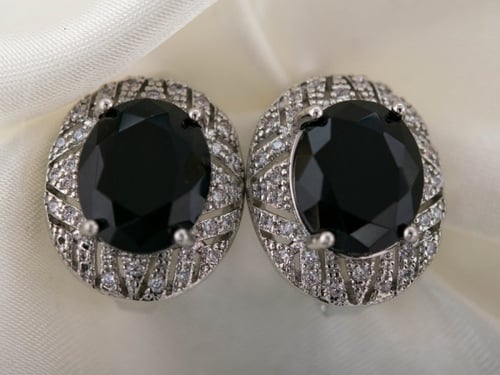 طقم فضة حريمي استرليني مع حجر الزركون الأسود.