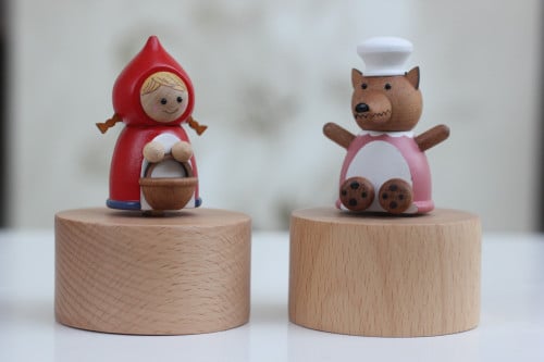 للحبه Little Red Riding Hood/Wolf grandmother.