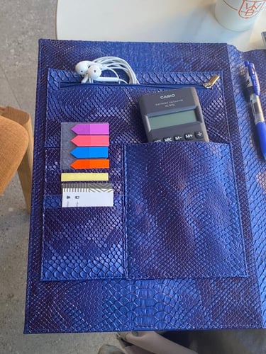 ملف من الجلد الطبيعي