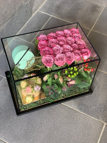 تنسيق الهديه على بوكس اكريلك مع كيكه وورد