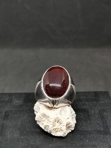 خاتم الفضة بحجر عقيق يماني كرزي بصياغة الأستاذ امي...