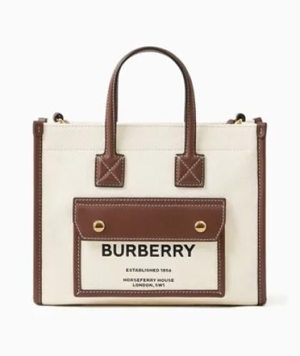 هذه حقيبة يد من قماش الكانفاس والجلد بلونين من Burberry Horseferry House