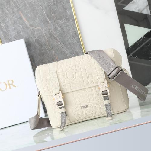 حقيبة ماسنجر ديور هيت ذا رود (Dior Hit The Road) بلون بيج فاتح وجلد محبب بنمط Dior Gravity.