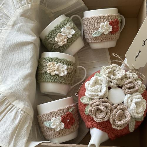 ابريق شاي مع اكواب