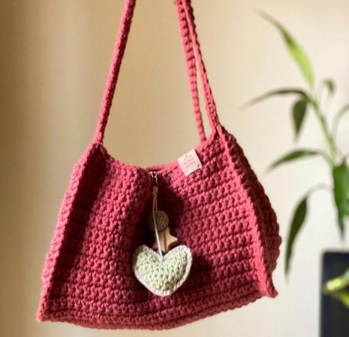 حقيبة مع ميدالية قلب