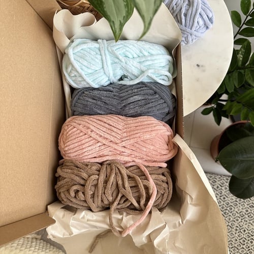 ارنوب مخمل مع ملابس