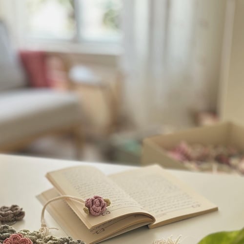 فاصل وردة بارزة