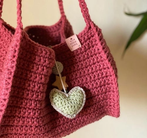 حقيبة مع ميدالية قلب