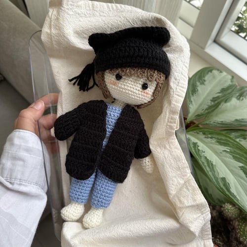 دمية مع قبعة تخرج