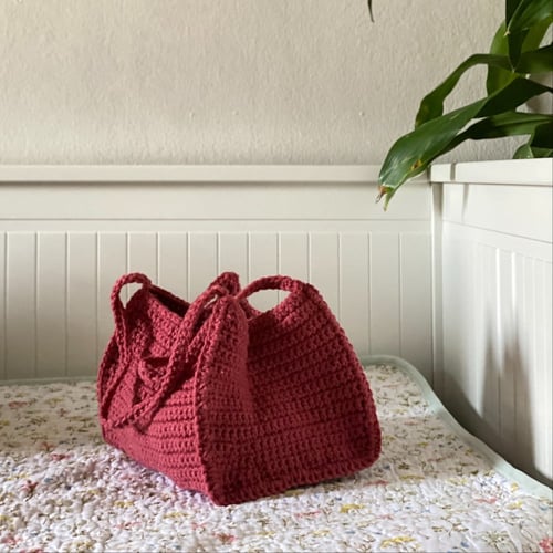 حقيبة مع ميدالية قلب