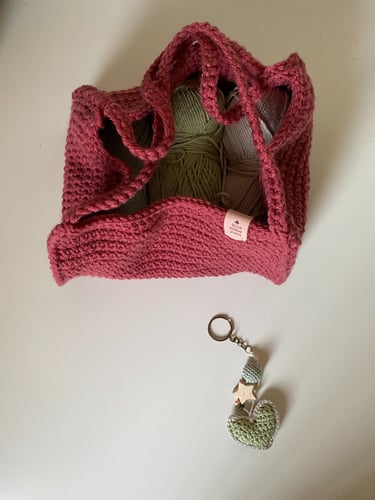 حقيبة مع ميدالية قلب