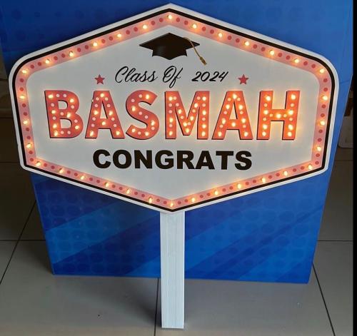 لوحة تهنئة بالتخرج congratulations
