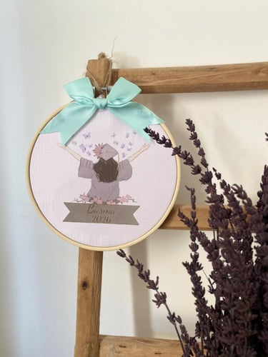 لوحة خريجة بالاسم