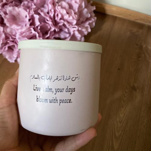 شمعة مع حفر عبارة مضيئة