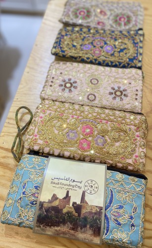 ١٢ محفظة تطريز يدوي