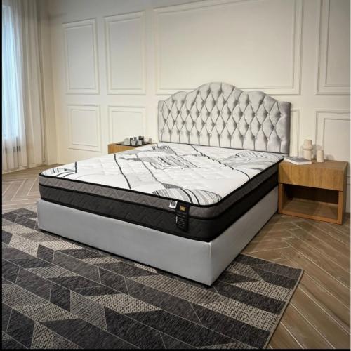 سرير القصر المخملي