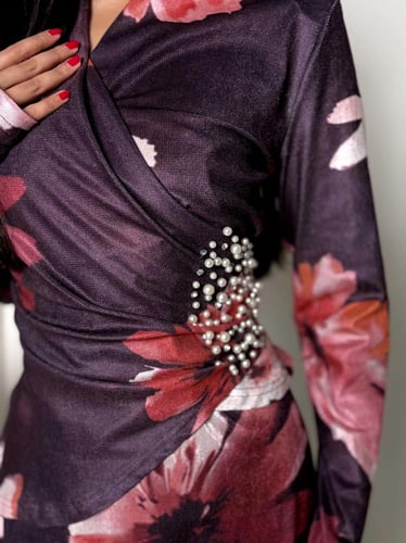 طقم طويل بتصميم لفّ مزين بنقشة زهور ولمسة فخمة عند...