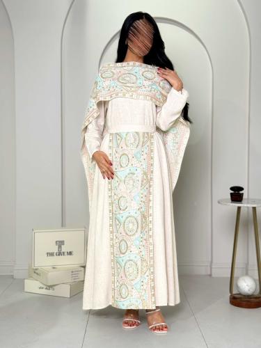 جلابية بتصميم كاب ملكي بتطريز باستيل هندسي