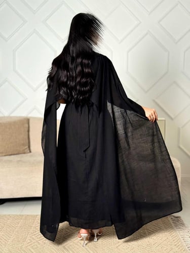 جلابية "سواريه" الملكية تصميم كاب بتطريز ذهبي كثيف