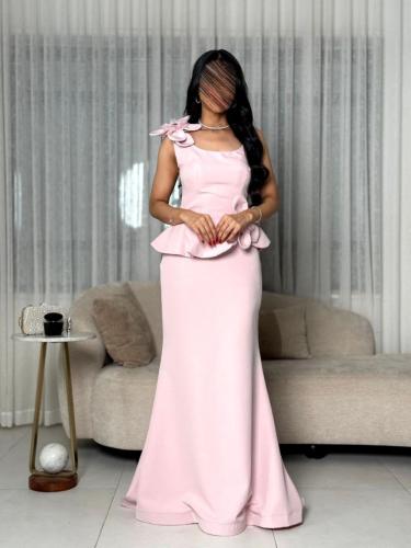 فستان سهرة وردي بتفصيلة وردة على الكتف