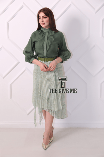 طقم تنوره وبلوزه مزين بحزام علي الخصر بقصة تنوره