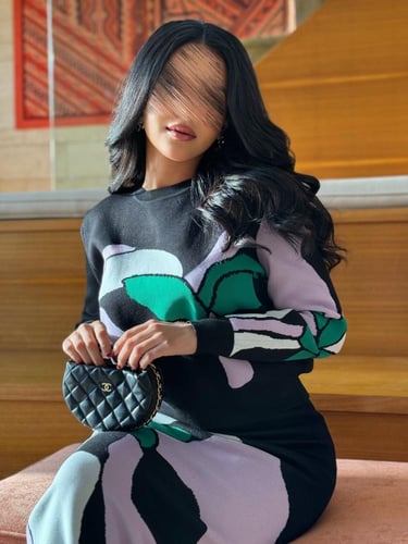 طقم قطعتين بلوفر وتنورة بطبعة مميزة