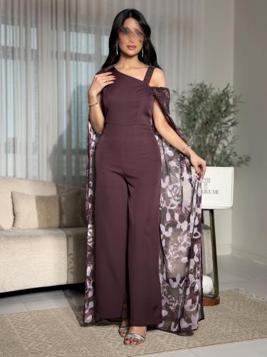 جمبسوت بلمسة الكيب المنسدل من الكتف